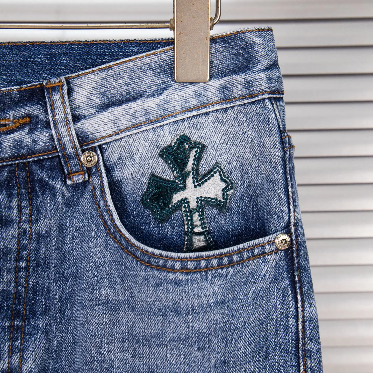 P280 (Higher version, evergreen style) Chrome Hearts/Chrome Hearts 25FW CH Blue Pants Starry Sky Hole Laminated Cross Bamboo Jeans. It adopts starry sky theme leather elements, mostly presented in the shape of a cross, with glitter on the leather surface. Unique design with simple and elegant details, exquisite workmanship, neat lines of the entire trousers, and perfect details! It’s also so cool that both men and women can easily control it. It’s a gender-neutral trendy up version. Style number: 1766# Color: blue Size: 28 30 32 34 36